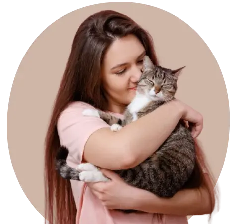 Une femme jouant avec son chat assuré chez Assur O’poil