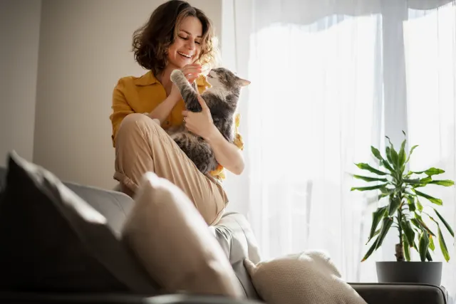 Femme souriante avec son chat