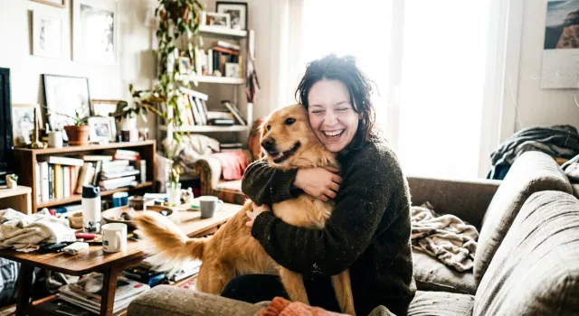 Femme souriante avec son chien