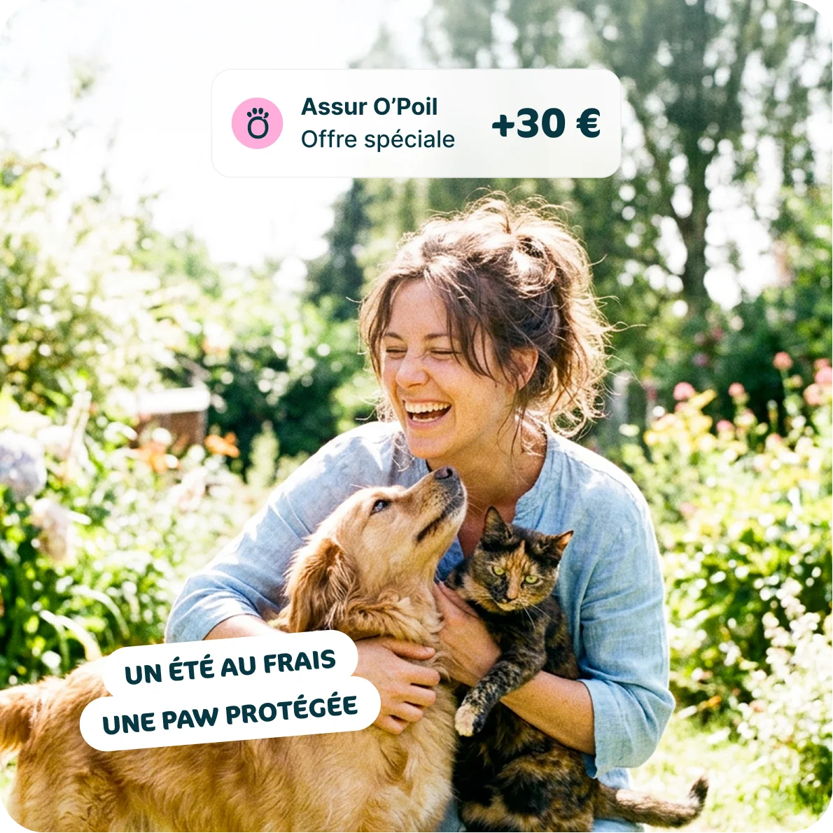 Une femme jouant avec son chien assuré chez Assur O'Poil