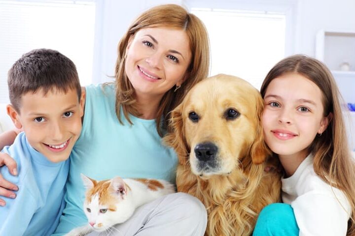 Photo de famille avec chien et chat assurés chez Assur O'Poil