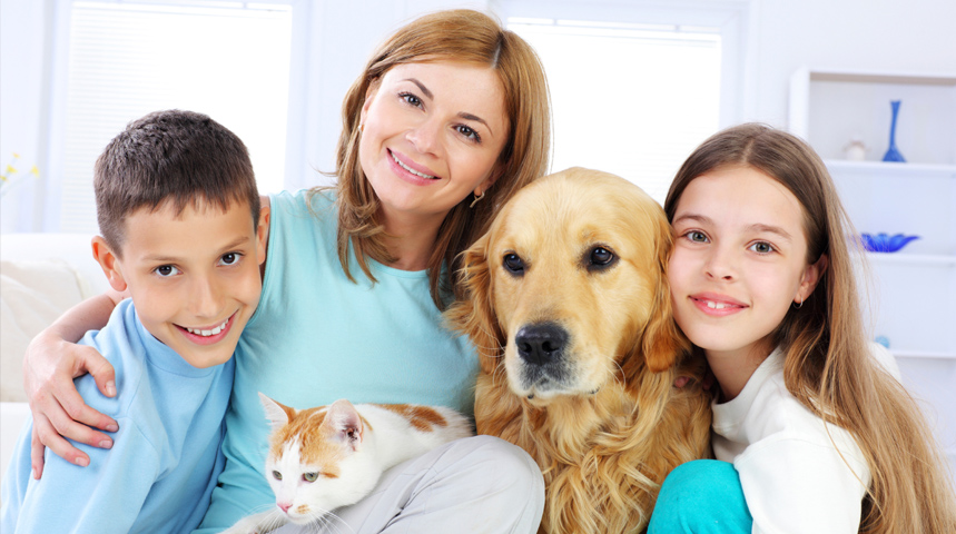 Photo de famille avec chien et chat assurés chez Assur O'Poil
